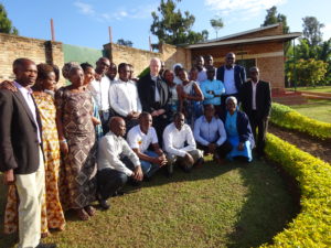Br. Stockman met medewerkers bij Caraes Butare Rwanda