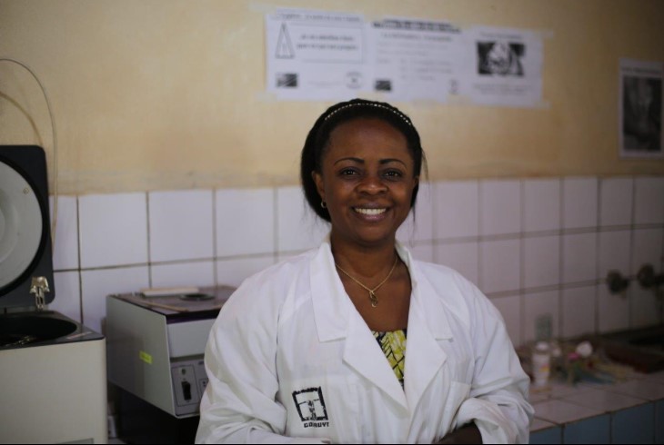 Laborante in het psychiatrisch centrum Sosame, Bukavu, DR Congo